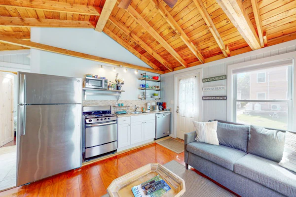 Charming cottage with outdoor pool, firepit, jetted bathtub, & partial AC
