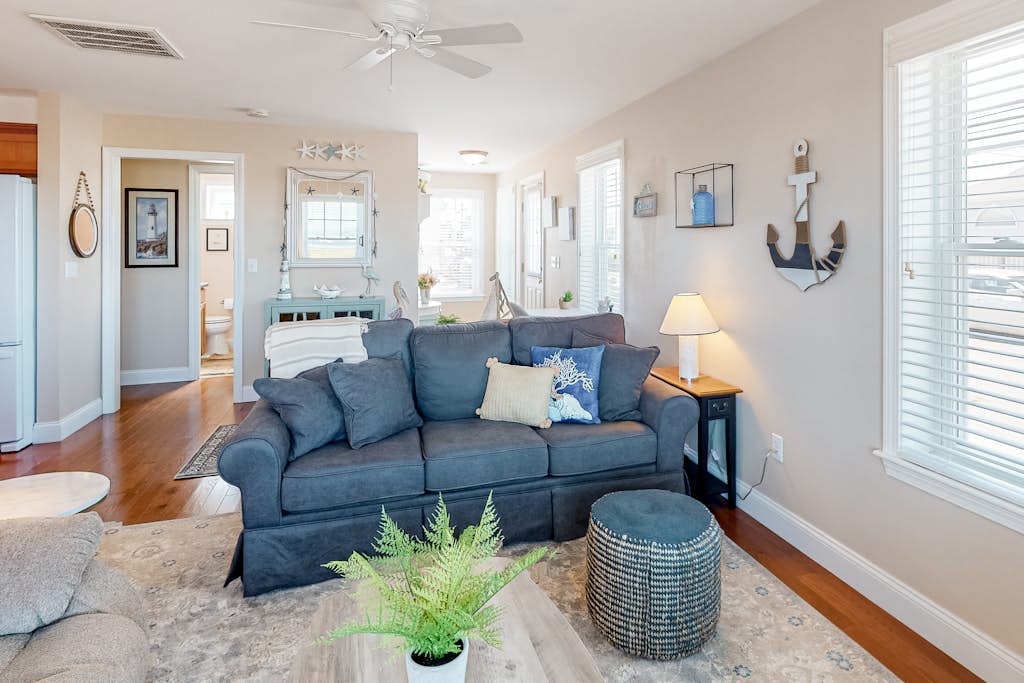 Bayfront nautical-themed home with central AC, washer/dryer, & gas grill