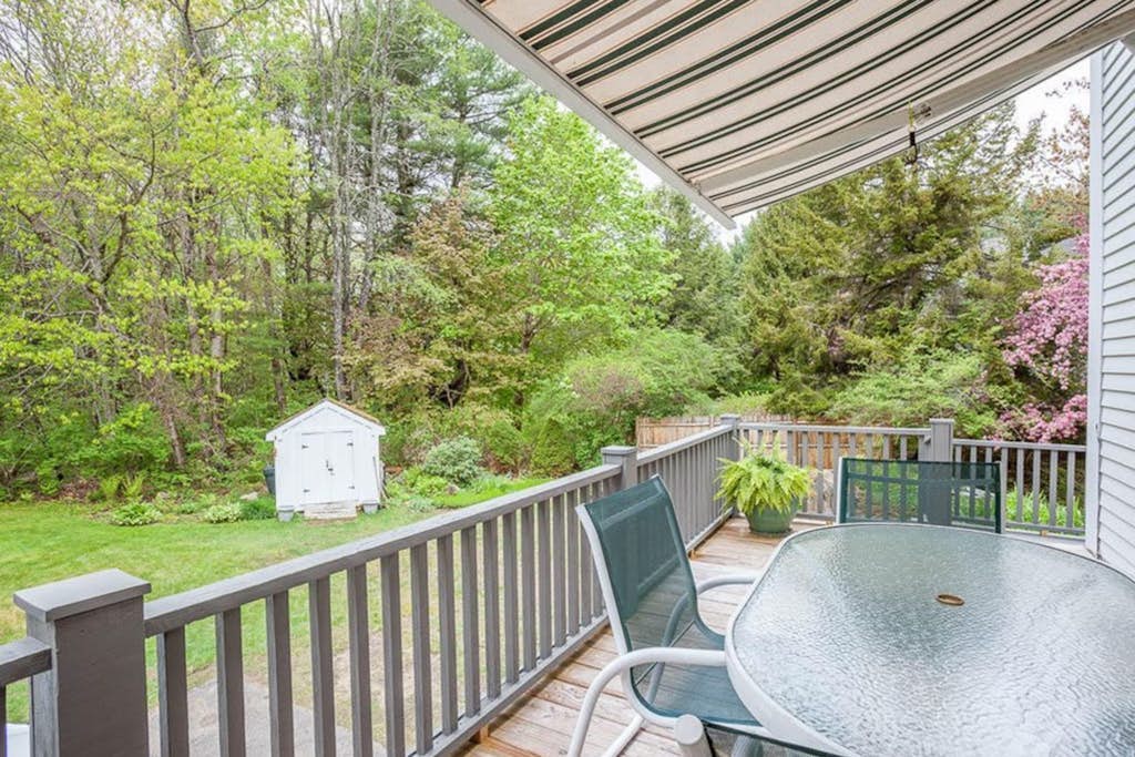 Idyllic Retreat near the Beach with Fast WiFi, Two Living Areas & Full Kitchen