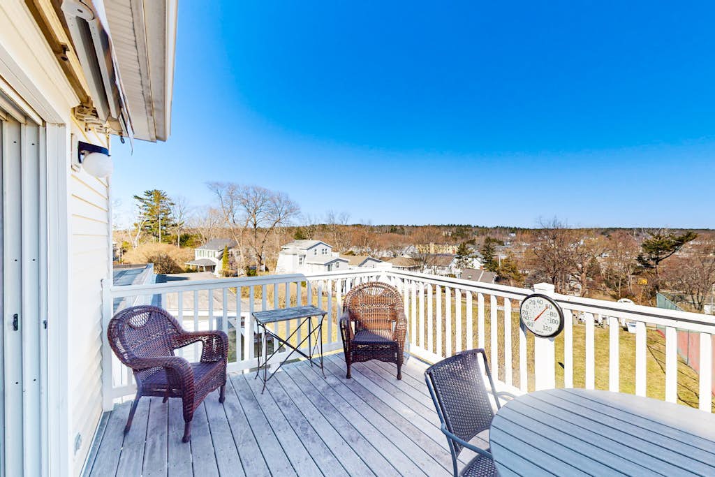 Second-floor condo with gorgeous ocean view - walk to town, beach & lighthouse
