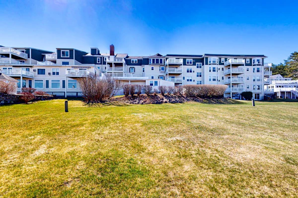 Second-floor condo with gorgeous ocean view - walk to town, beach & lighthouse