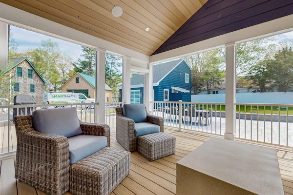 Beautifully updated beach home: walk to beach, restaurants & shops