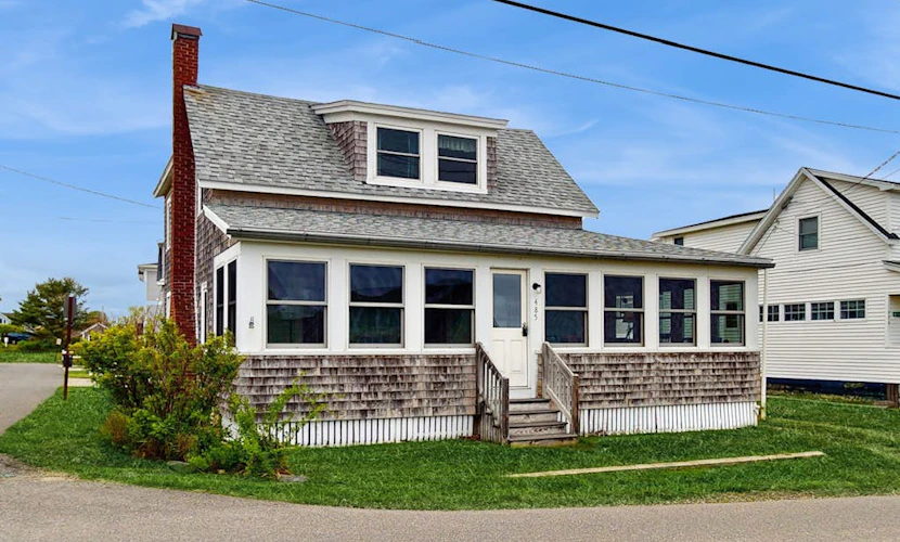 Charming oceanfront cottage w/enclosed porches, steps to the water Dogs OK
