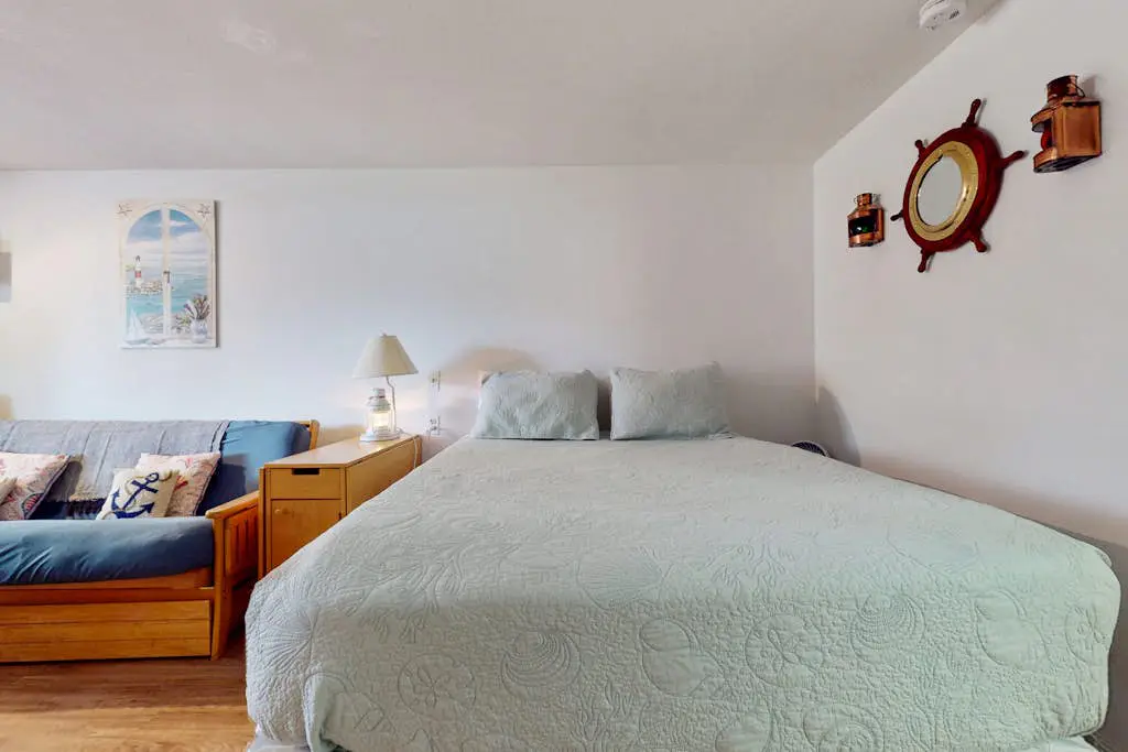 The Lighthouse Getaway -- Holiday House M19