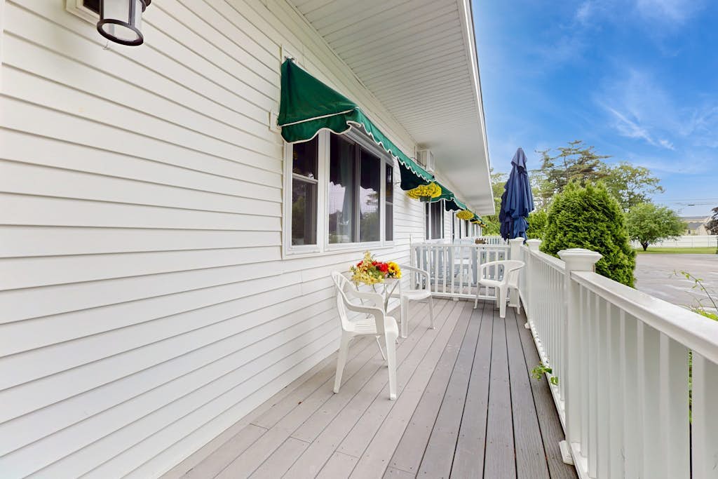 Charming condo suite near the beach & dining with pool & grill