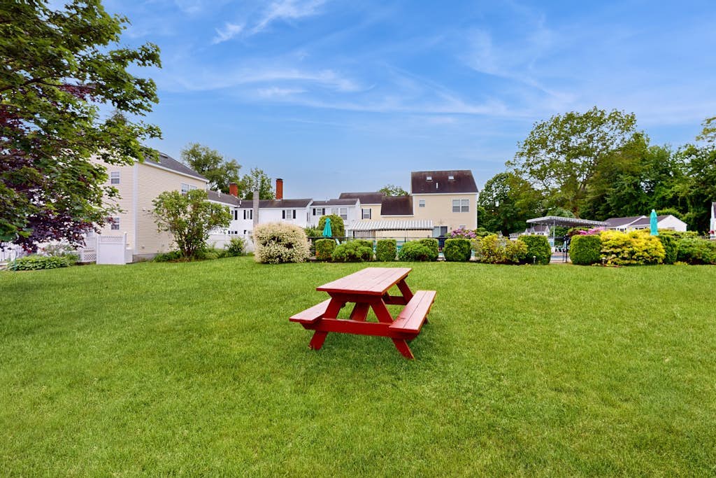 Charming condo suite near the beach & dining with pool & grill