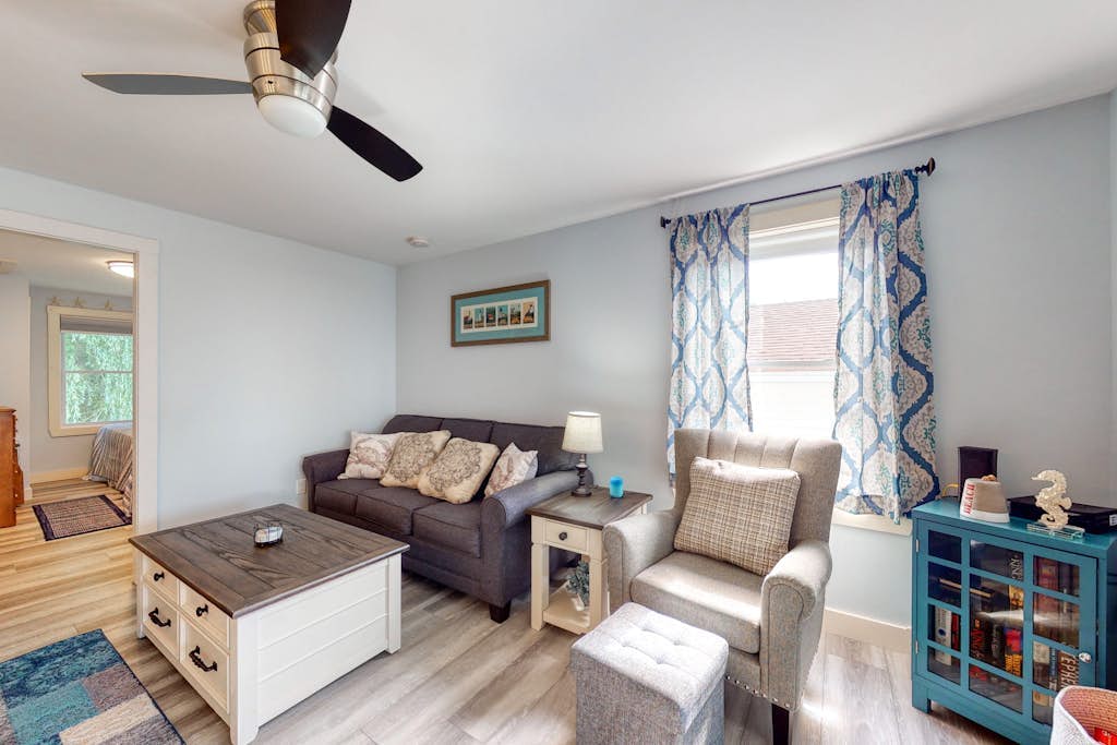Convenient cottage near beach with shared pool, gas grill, W/D, WiFi & AC