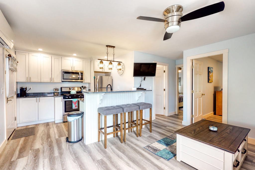 Convenient cottage near beach with shared pool, gas grill, W/D, WiFi & AC