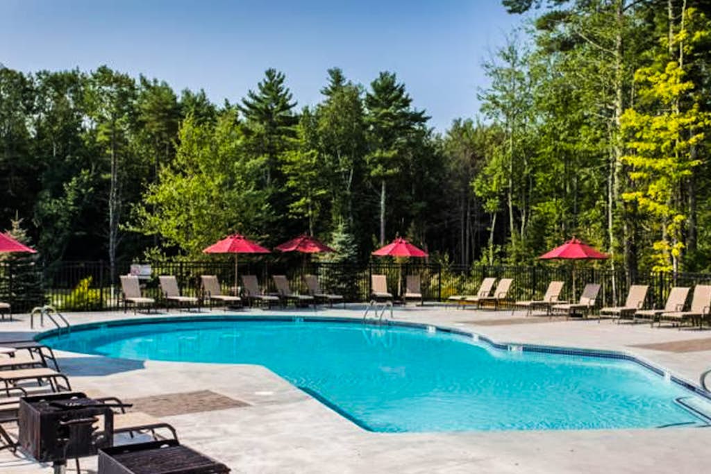 Adorable coastal escape near the beach with shared pool/hot tub & fast WiFi