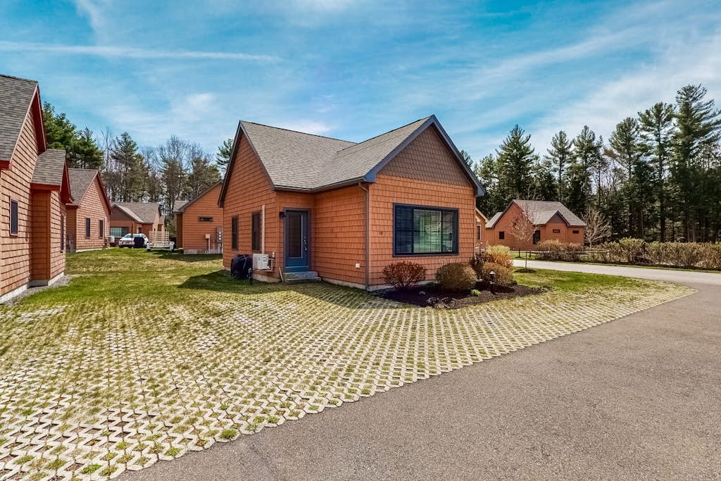 Adorable coastal escape near the beach with shared pool/hot tub & fast WiFi