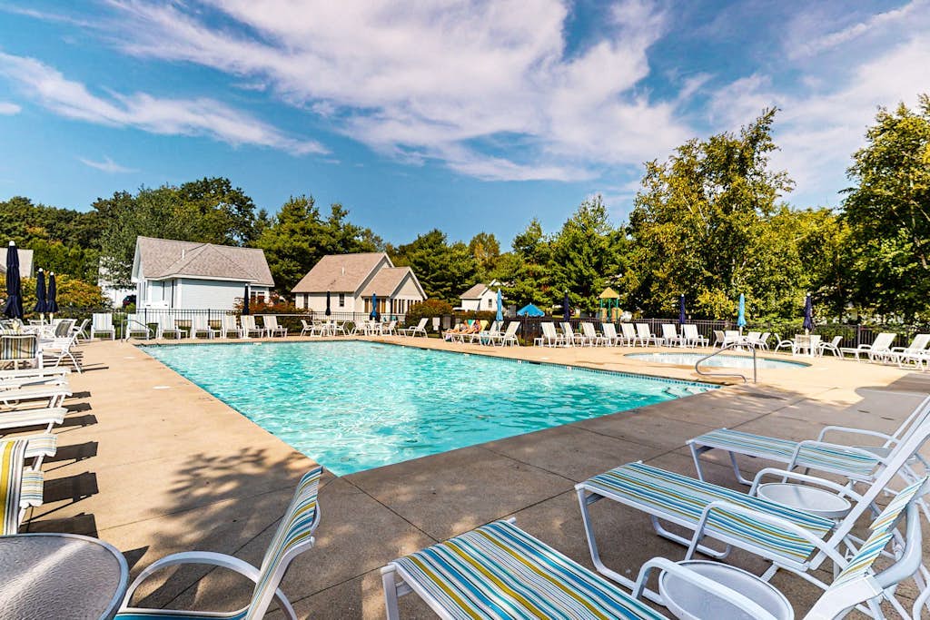 Beautiful Cottage at Summer Village with pool, hot tub, pickleball & game room