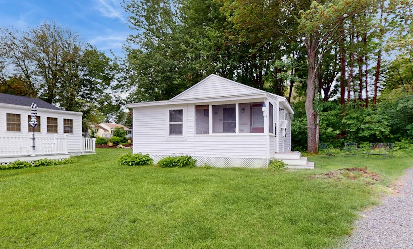 Cute cottage with screened porch & shared pool - walk to Ogunquit Beach