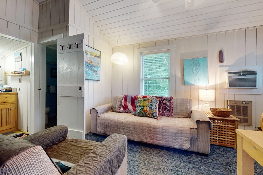 Cute cottage with screened porch & shared pool - walk to Ogunquit Beach