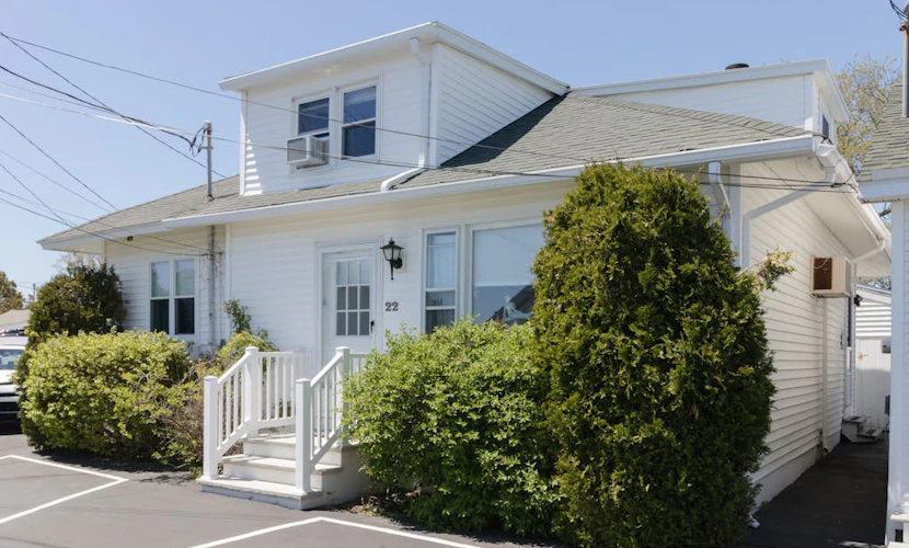 Charming cottage with washer/dryer and patio - walk to Long Sands Beach