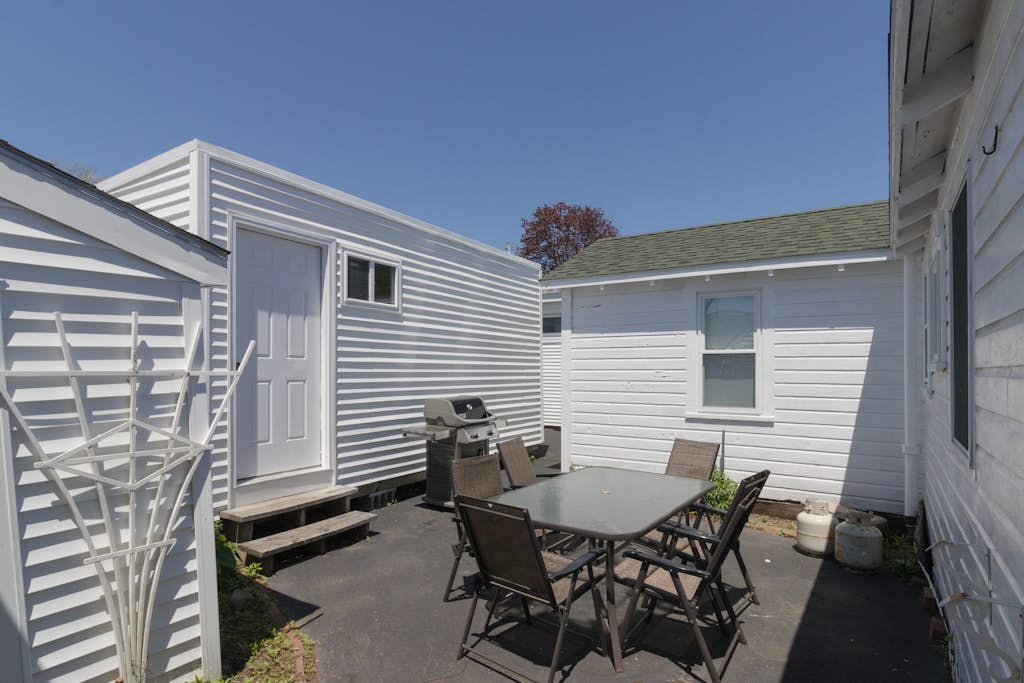 Charming cottage with washer/dryer and  patio - walk to Long Sands Beach