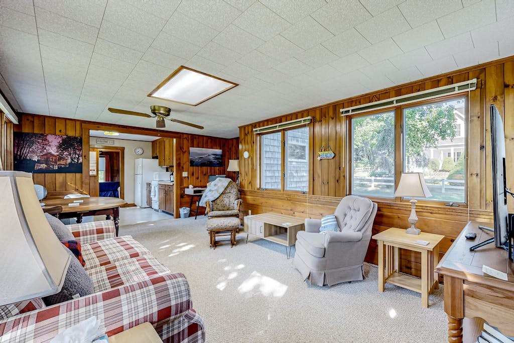Cute cottage 1 mile from Drakes Island Beach with antique interior