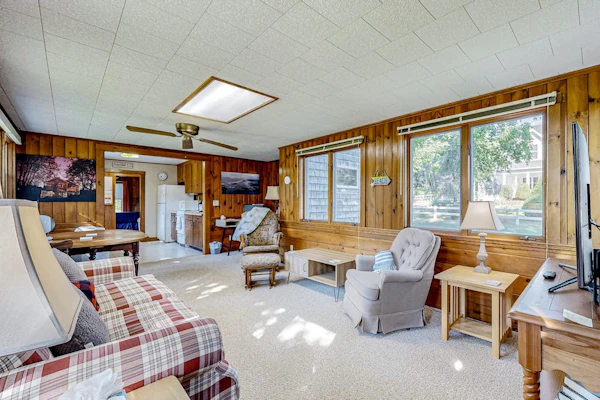 Cute cottage 1 mile from Drakes Island Beach with antique interior