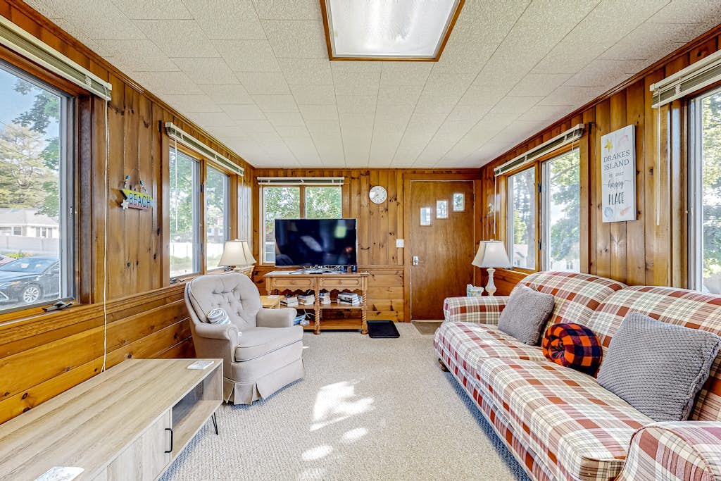 Cute cottage 1 mile from Drakes Island Beach with antique interior