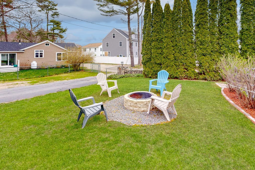 Cozy Cottage with Private Deck - Walk to Short Sands Beach