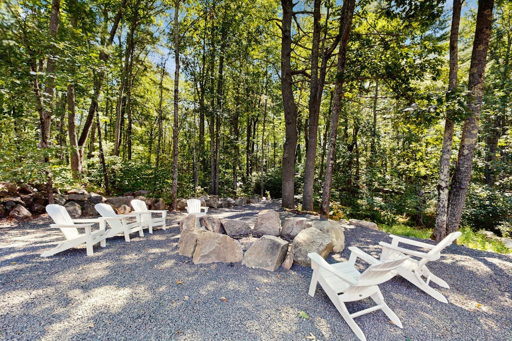 Historic charmer with open interior, & large patio - dog-friendly