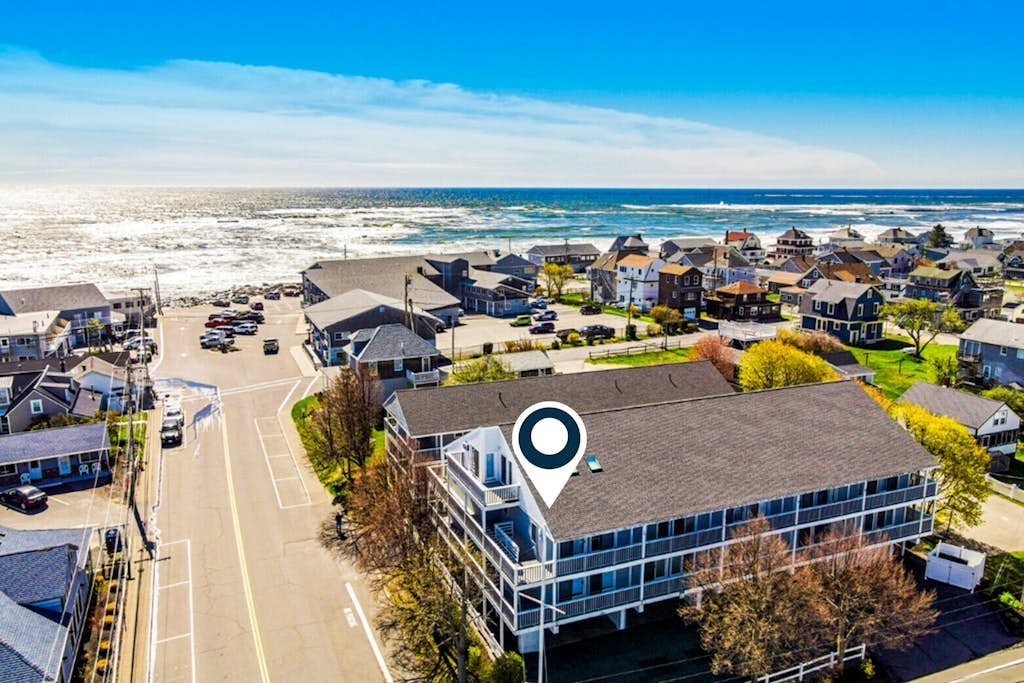 Coastal luxury condo steps from Wells Beach w/ AC, WiFi & full kitchen