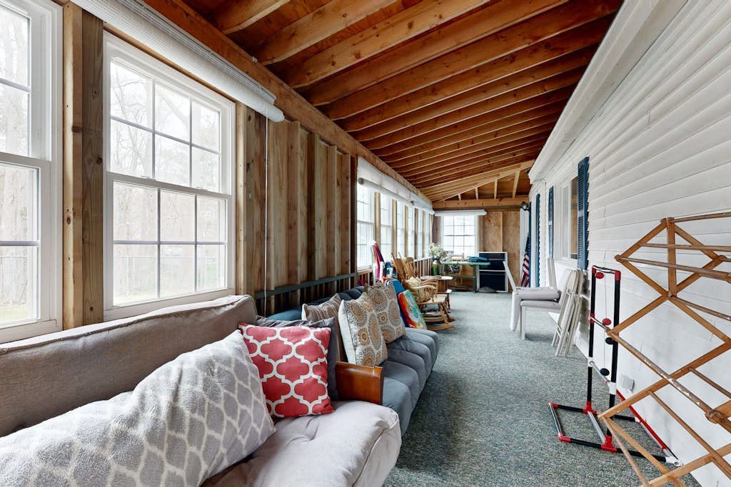 Spacious home close to the beach with golf & playground nearby - dogs welcome