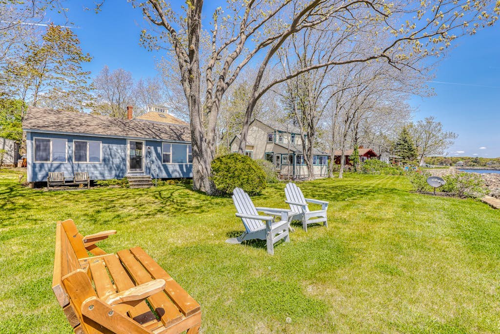 Beautiful waterfront house & cottage w/ a firepit - walk to the beaches & town