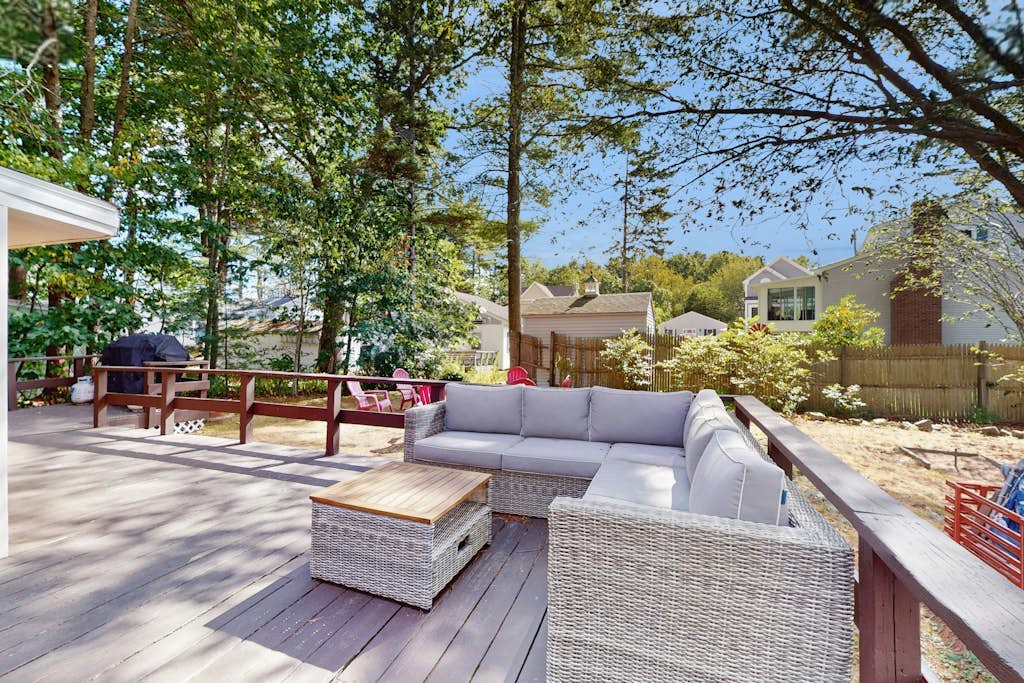Charming York cottage close to beach with firepit & sunroom - dogs welcome