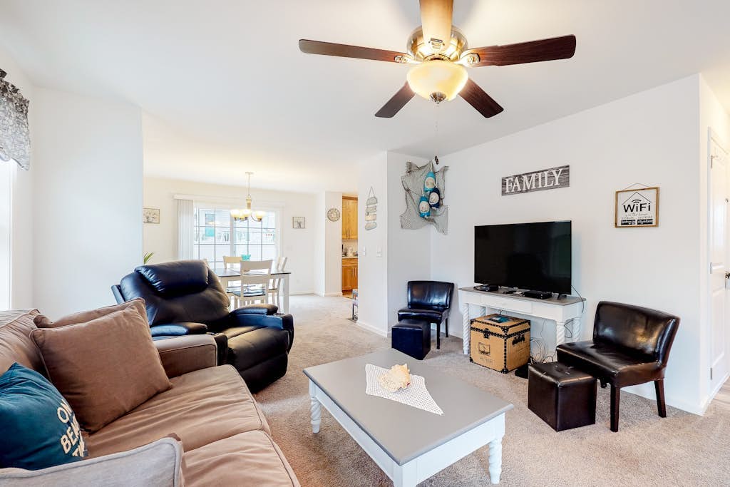 New home 3 blocks to Long Sands Beach with alfresco living