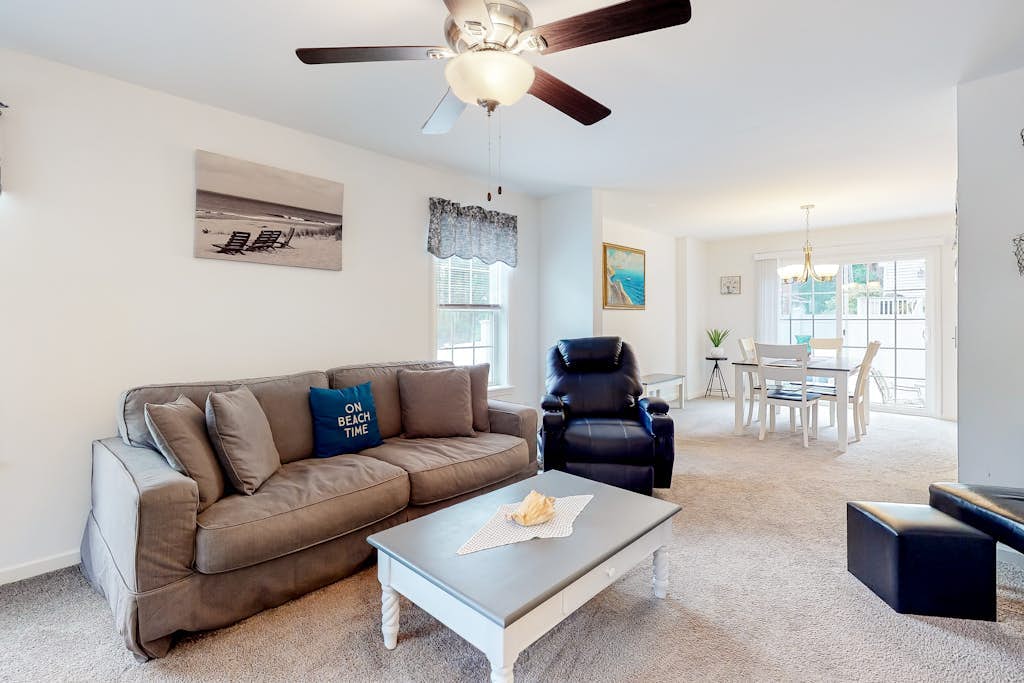 New home 3 blocks to Long Sands Beach with alfresco living