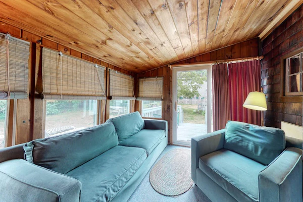Family-friendly cottages w/gas grill, deck, lawn, great location near the ocean