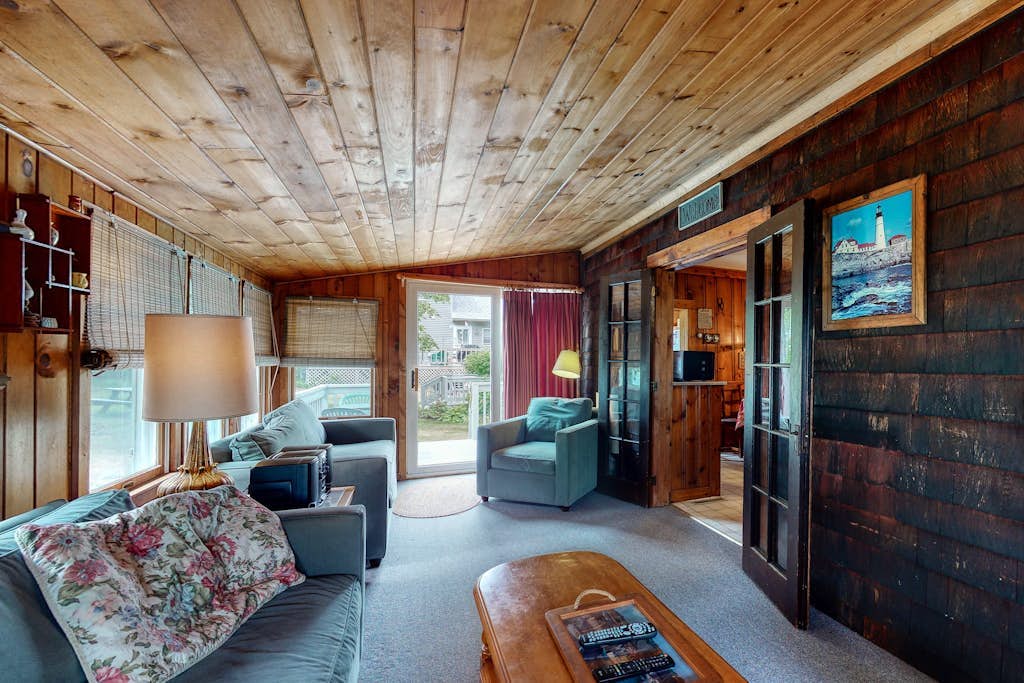 Family-friendly cottages w/gas grill, deck, lawn, great location near the ocean