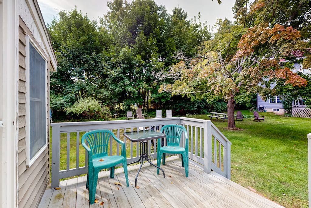 Rustic and well-equipped cottage w/gas grill, deck, large lawn - near the ocean