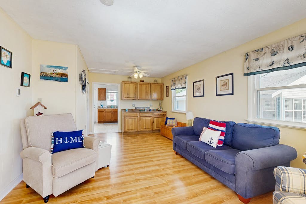 Cottage with deck & sunroom - steps to Long Sands Beach