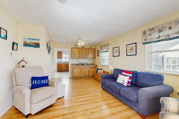 Cottage with deck & sunroom - steps to Long Sands Beach