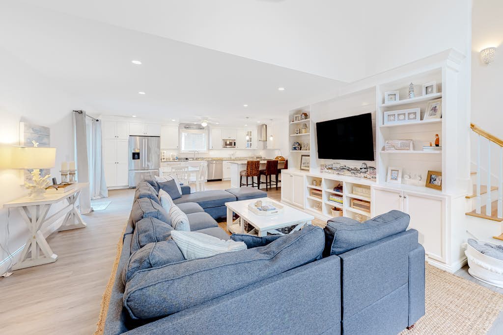 Quiet coastal home with large deck, washer/dryer, AC - golf nearby