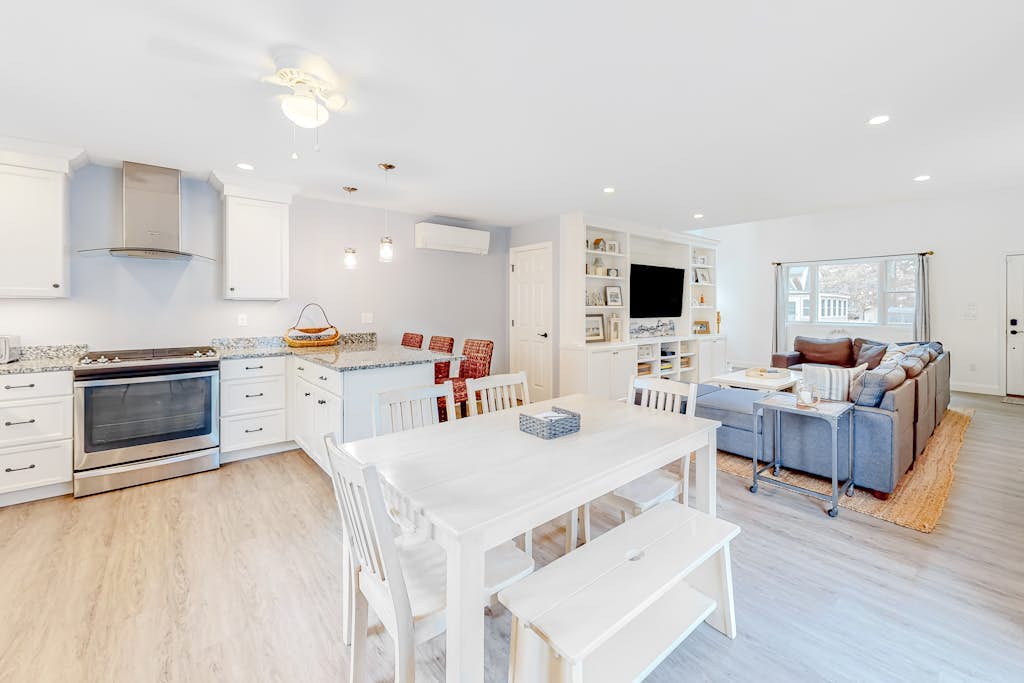 Quiet coastal home with large deck, washer/dryer, AC - golf nearby
