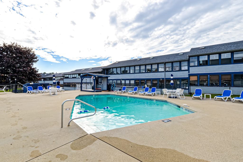 Stylish Coastal Condo with a Pool, Hot Tub, Tennis Courts, and EV Chargers