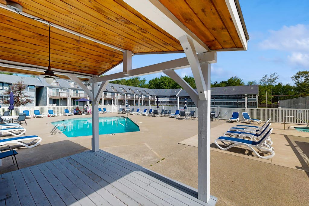 Stylish Coastal Condo with a Pool, Hot Tub, Tennis Courts, and EV Chargers