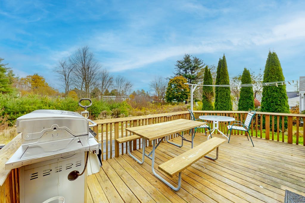 Adorable nautical home close to town, W/D, & streaming, dog friendly
