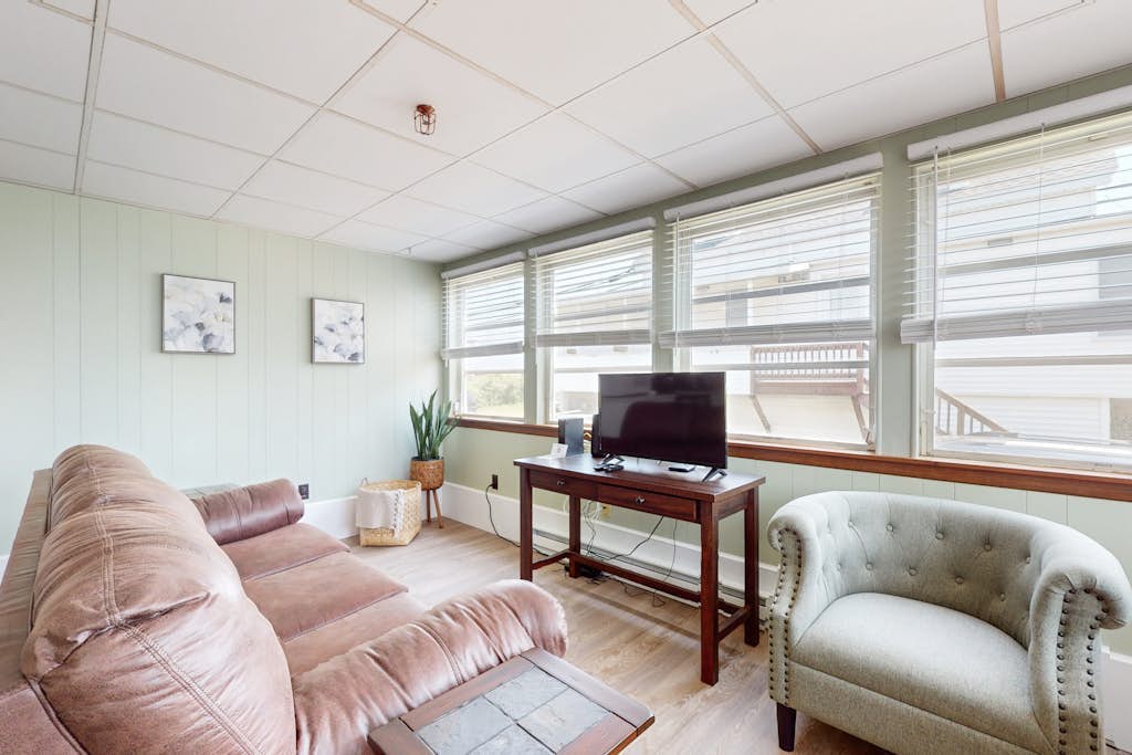 Sunlit & charming coastal retreat with deck - near golf - across from the beach