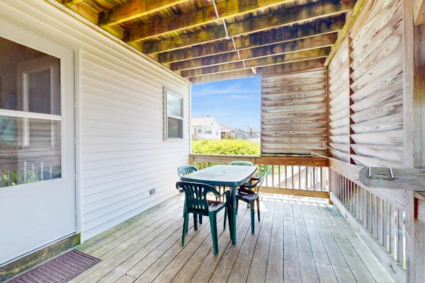 Sunlit & charming coastal retreat with deck - near golf - across from the beach