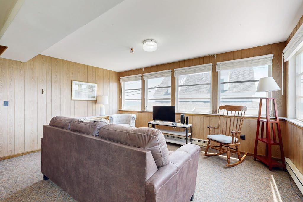 Sunlit & charming coastal retreat with deck & fast WiFi - near golf