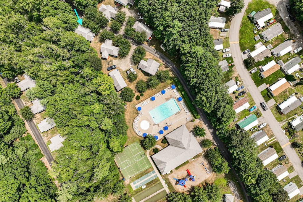 Cozy Cottage with Pools, Pickleball, Game Room, and Trolley to Nearby Beaches