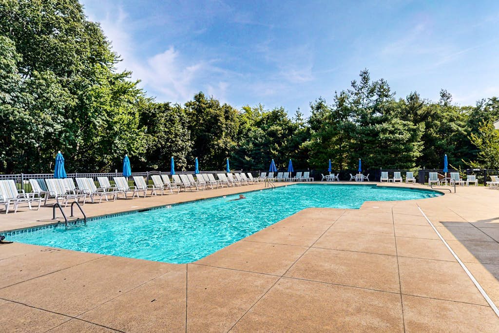 Cozy Cottage with Pools, Pickleball, Game Room, and Trolley to Nearby Beaches