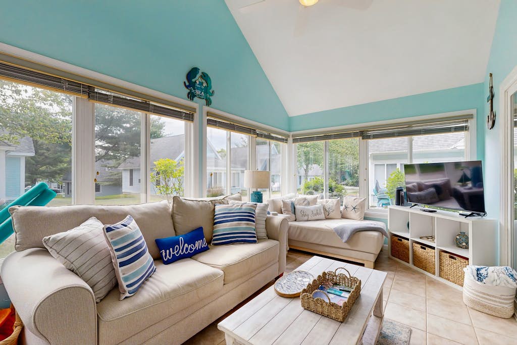 Cozy Cottage with Pools, Pickleball, Game Room, and Trolley to Nearby Beaches