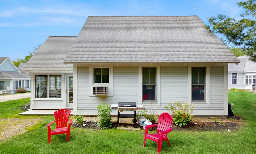 Cozy Cottage with Pools, Pickleball, Game Room, and Trolley to Nearby Beaches