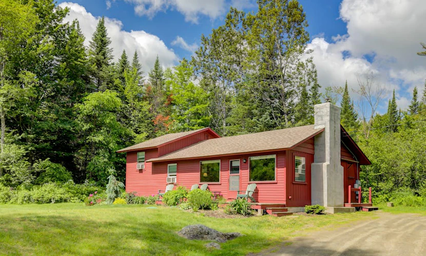 Mountain-view home with wood stove, close to town & slopes - dogs welcome