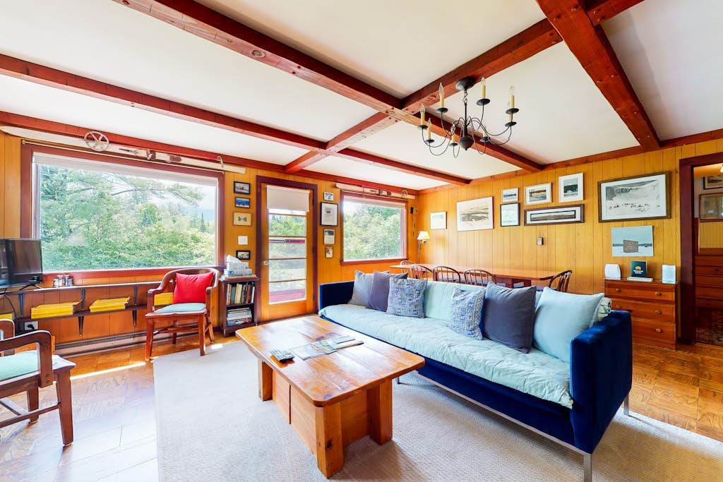 Mountain-view home with wood stove, close to town & slopes - dogs welcome