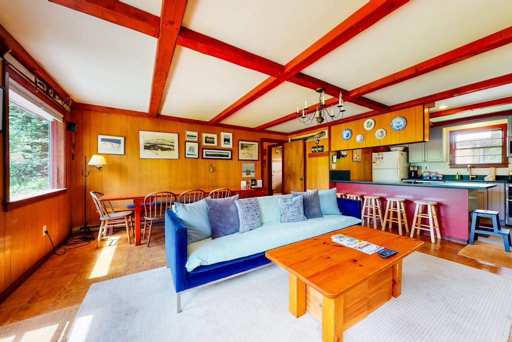 Mountain-view home with wood stove, close to town & slopes - dogs welcome